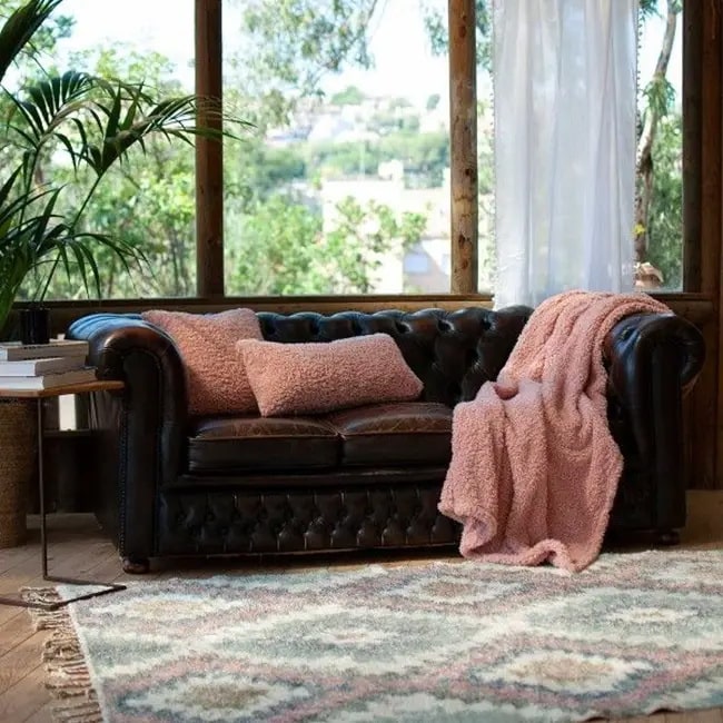 Cómo decorar un salón con sofá marrón oscuro