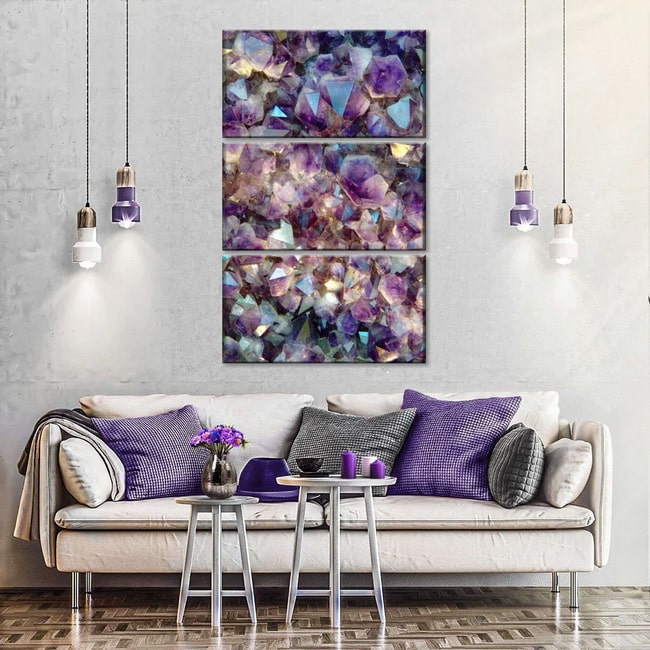 Salón con pared en gris claro y detalles el morado