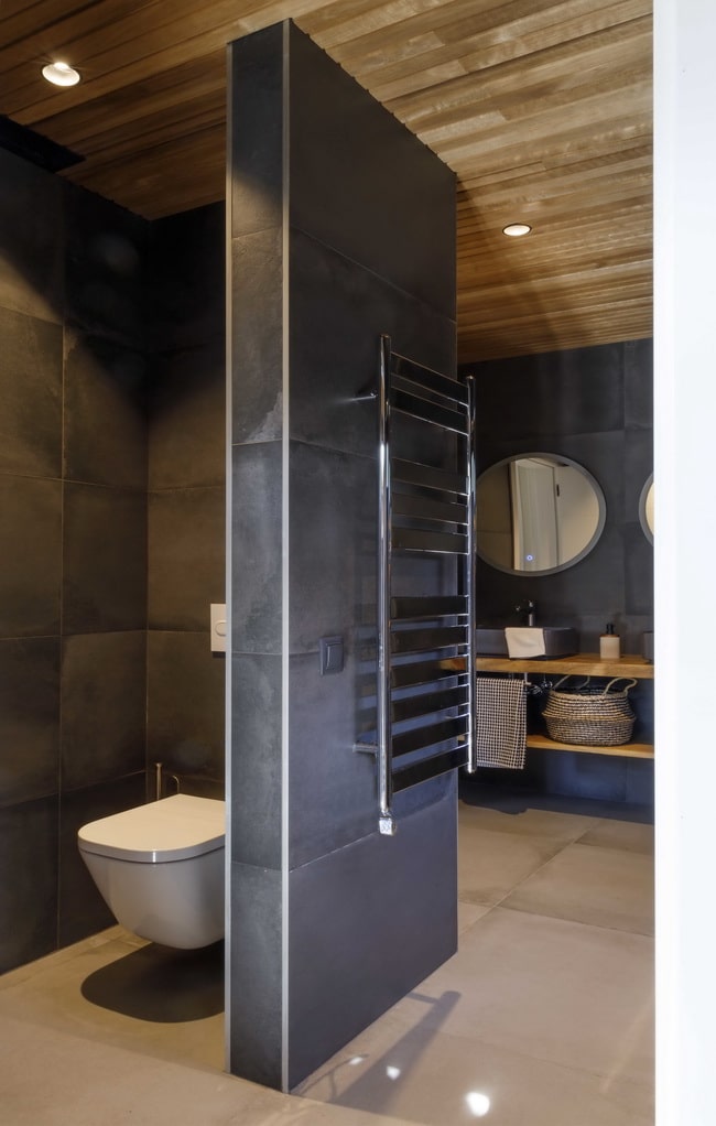 Baño principal en casa prefabricada de dos plantas