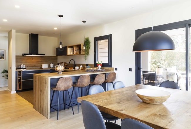 Cocina en U abierta al comedor