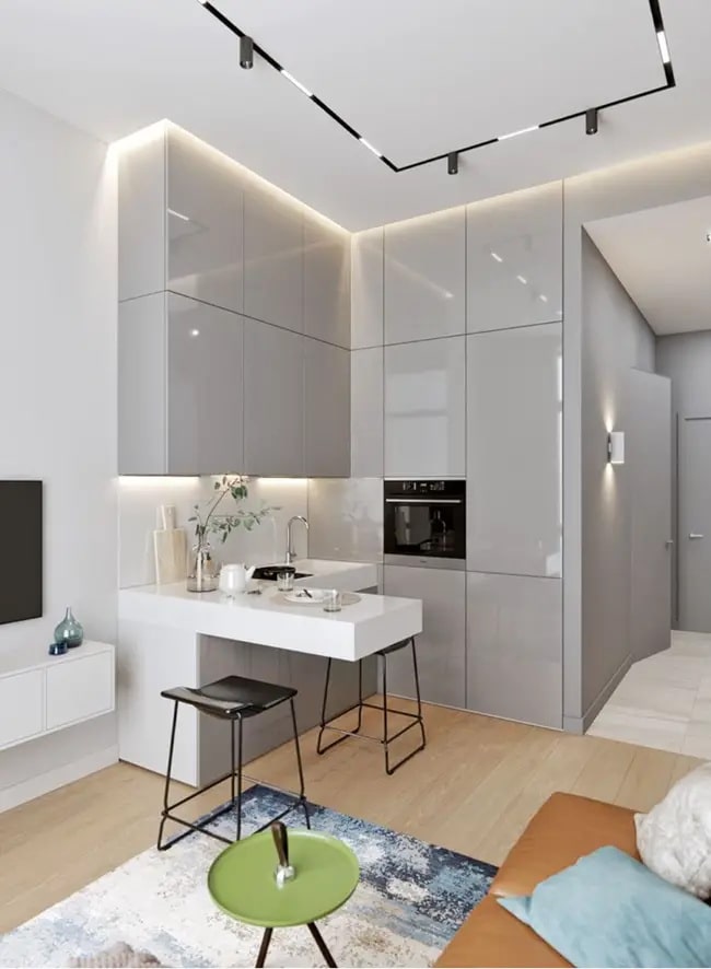 Cocina moderna en blanco y gris claro