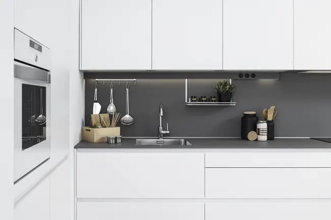 Cocinas blancas con encimera gris