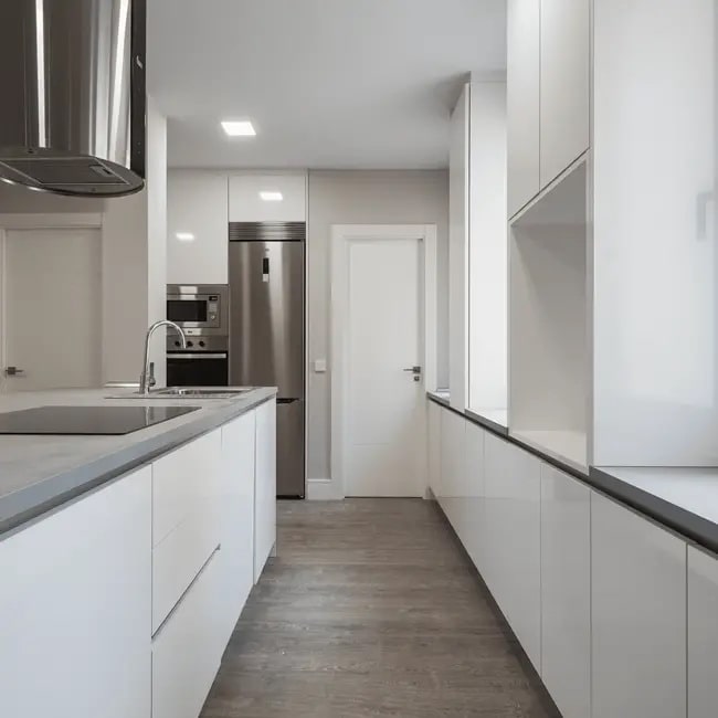 Encimera gris y muebles de cocina blancos