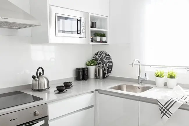 Cocinas blancas pequeñas con encimera gris