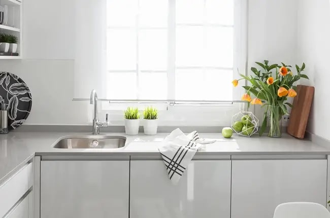 Cocinas blancas y grises