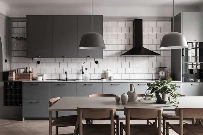 Muebles de cocina en color gris y encimera blanca