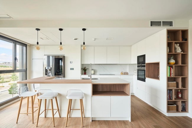Cocina en blanco y madera