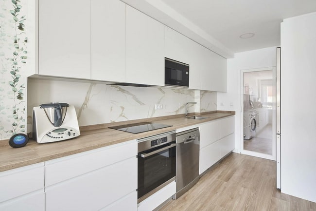 Cocina blanca y encimera de madera