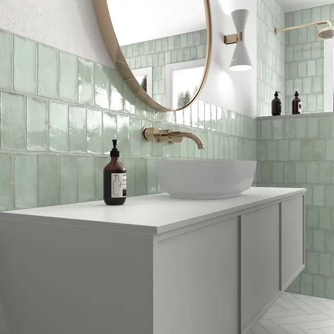 Mismo modelo de azulejos en lavabo y ducha