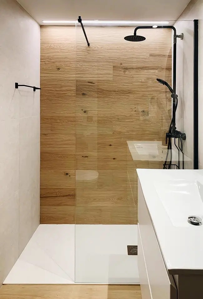 Acabado madera en la ducha