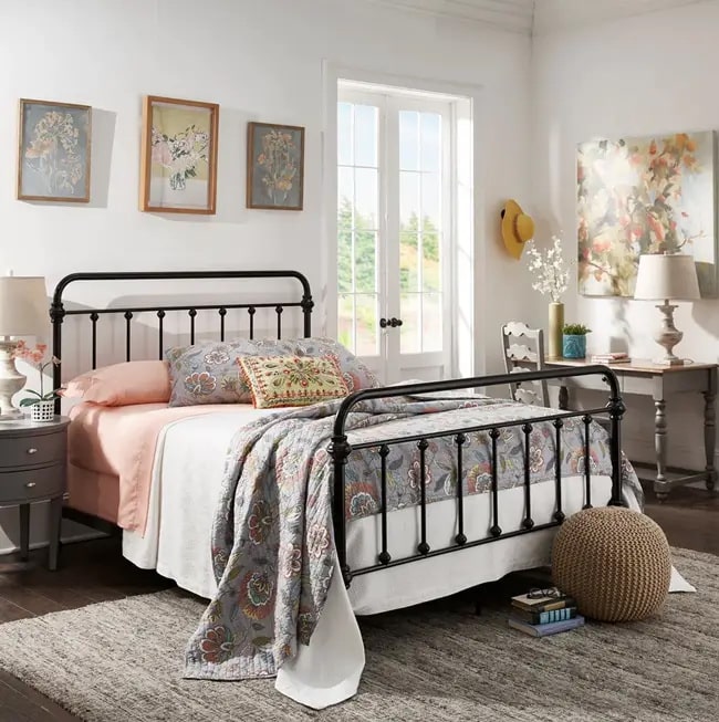 Cómo decorar un dormitorio con cabecero de forja