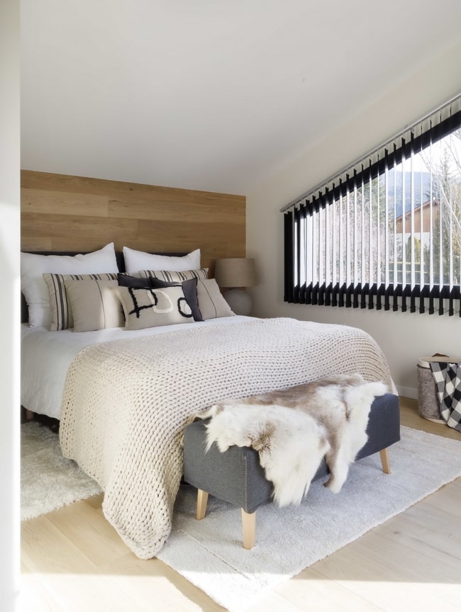 Dormitorio con mucha luz natural