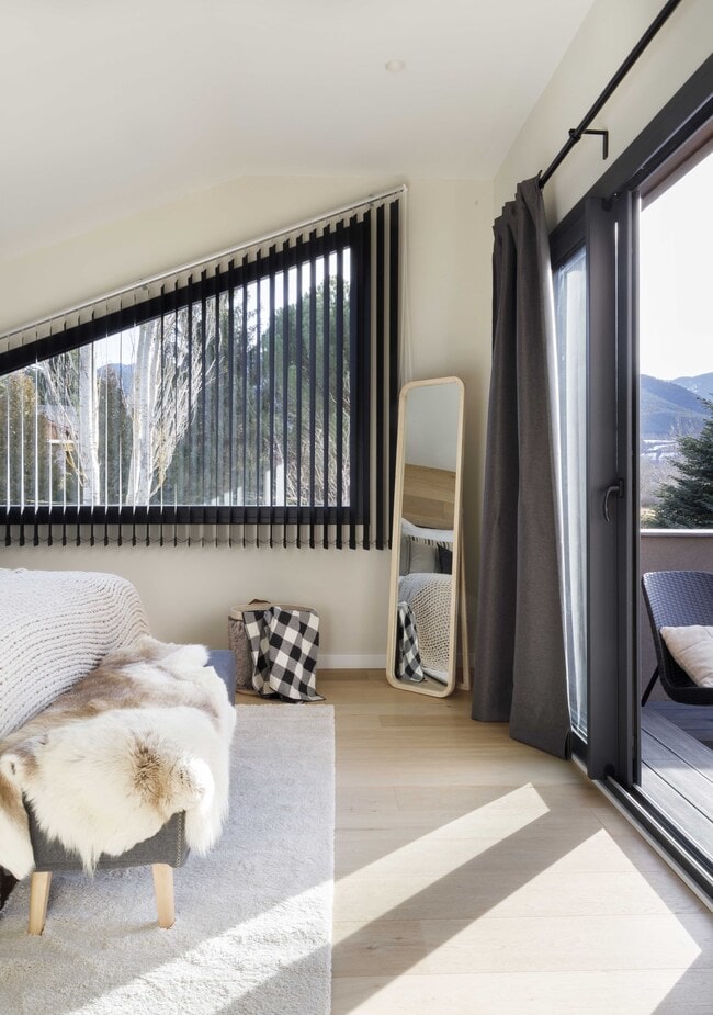 Dormitorio con terraza en una casa prefabricada de dos plantas