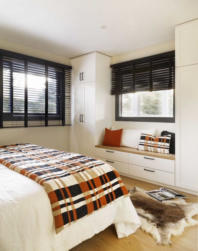 Dormitorio con vista al porche