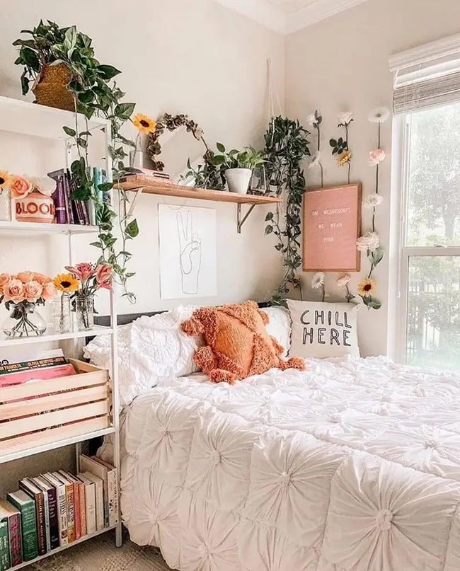 Plantas en estantes sobre la cama Baldas sobre la cama