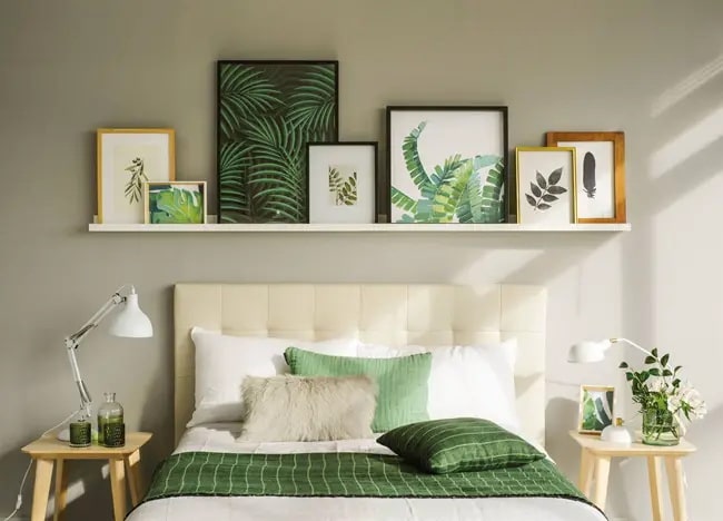 Estantes sobre la cama con cuadros Pared del cabecero de cama decorada con cuadros