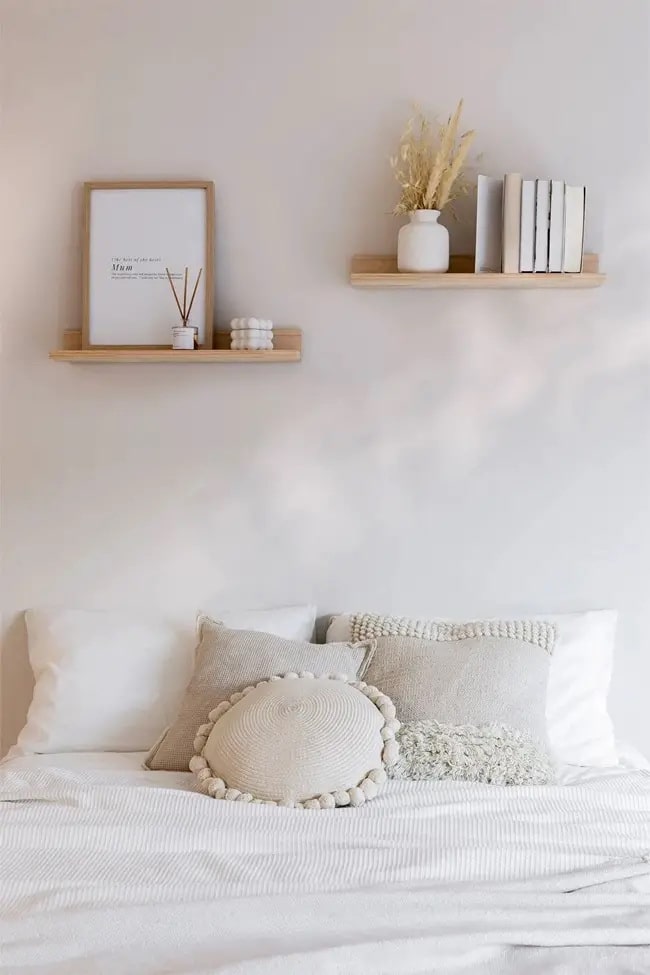Decoración de la pared del cabecero con dos pequeños estantes Dos pequeños estantes sobre la cama