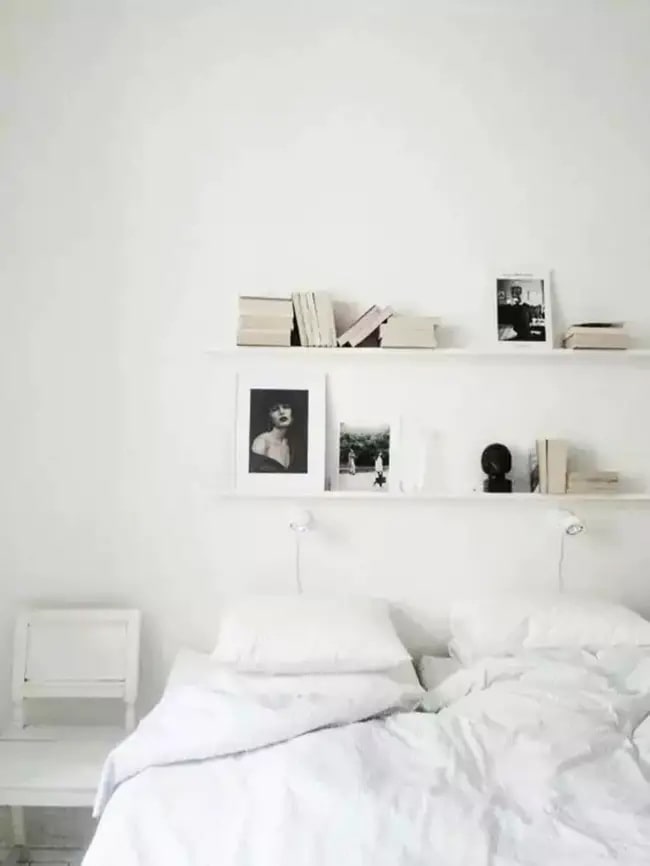 Estantes sobre la cama Baldas encima de la cama