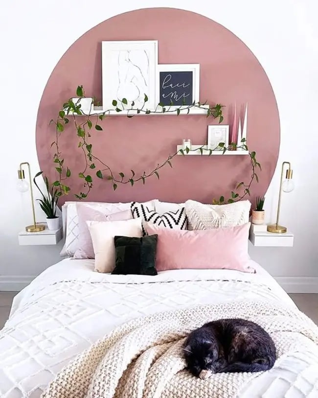 Pared del cabecero con baldas Decoración con baldas