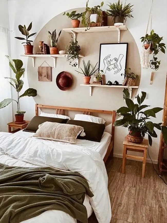 Estantes encima la cama Decoración de dormitorios con plantas