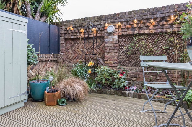 Decoración de muros exteriores con guirnaldas de luces