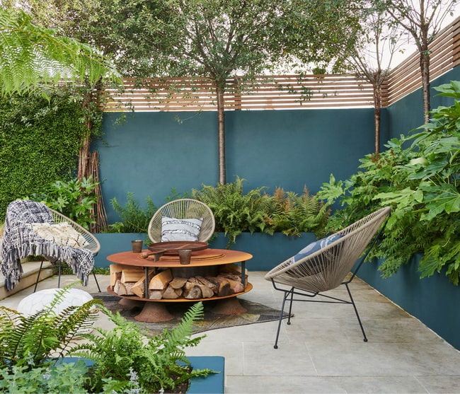 Pared exterior pintada en color azul