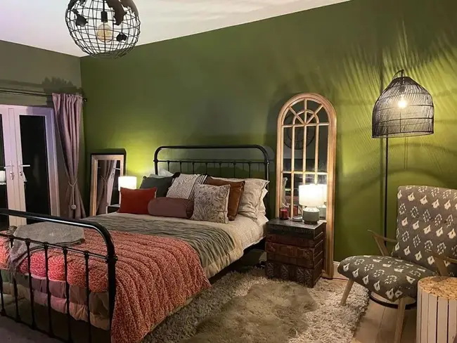 Dormitorio con paredes verdes
