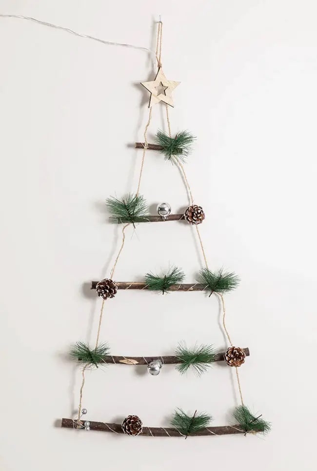 Árbol de Navidad con ramas secas estilo nórdico