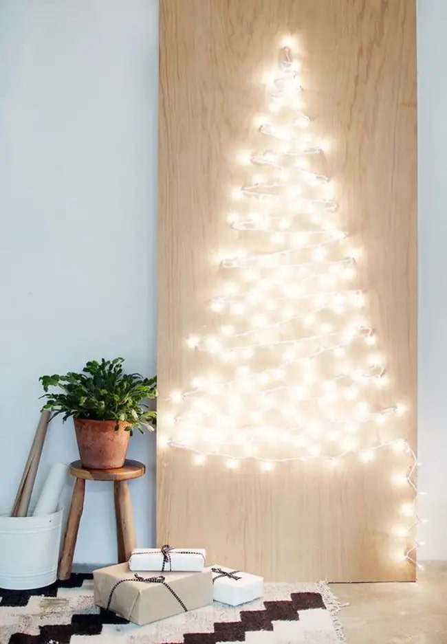 Árbol navideño 2D hecho con guirnaldas de luces