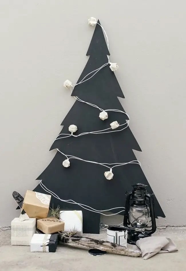 Árbol de Navidad en la pared hecho con cartulina