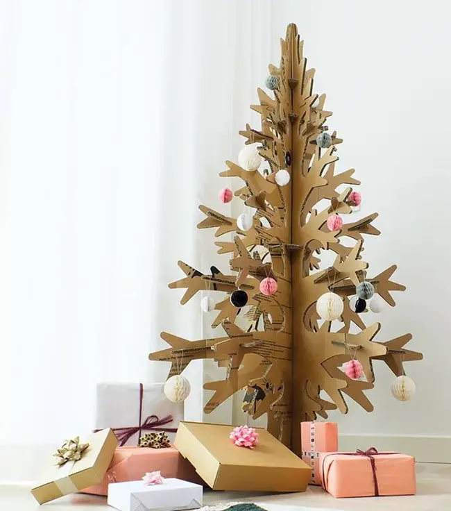 Árboles de Navidad ecológicos hechos con cartón