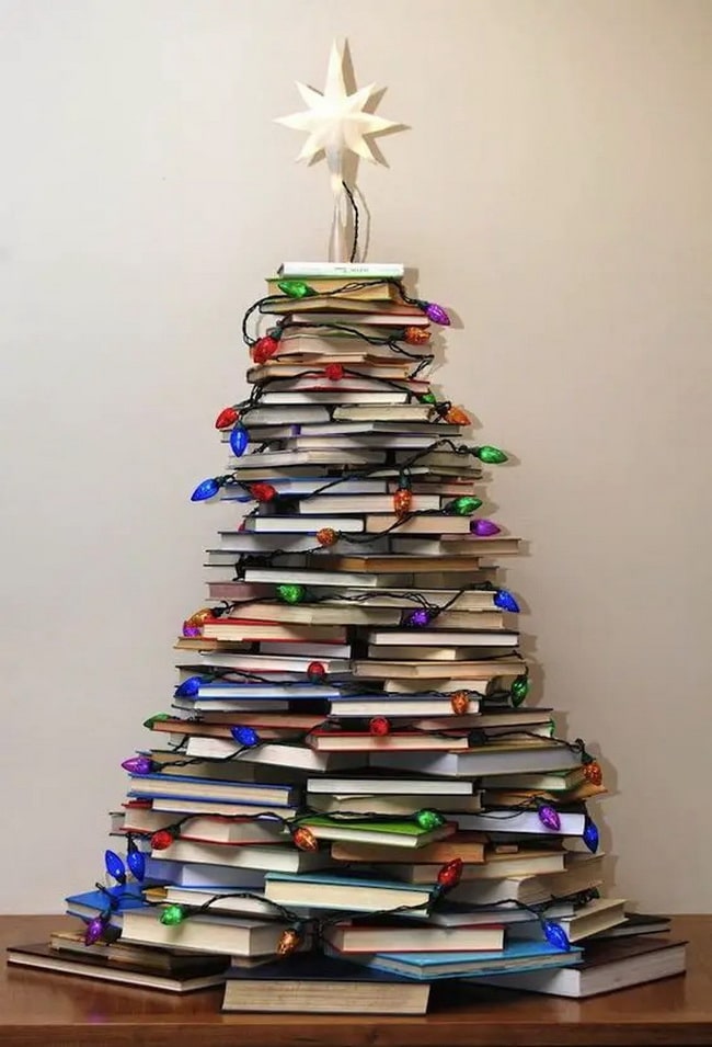 Árbol de Navidad con libros apilados