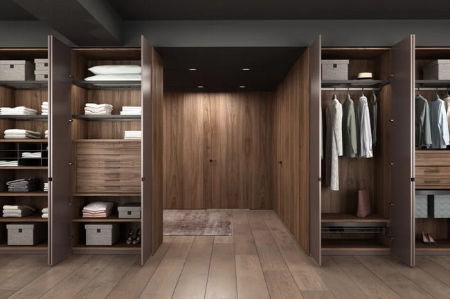 Armario de diseño con puertas abiertas