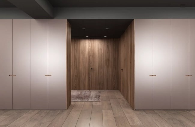Armario de diseño con puertas cerradas