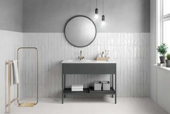 Baño en blanco y gris