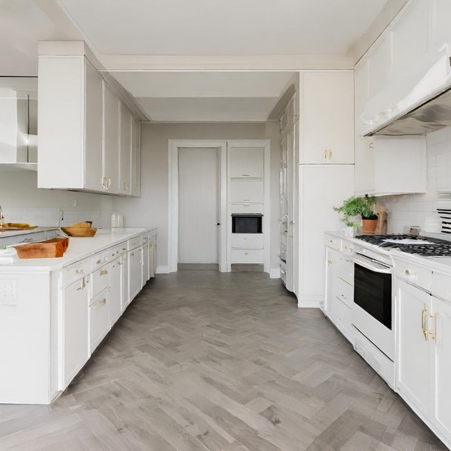 Cocina blanca con suelo gris