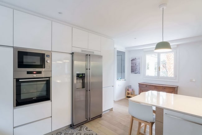Cocina blanca con suelo de madera