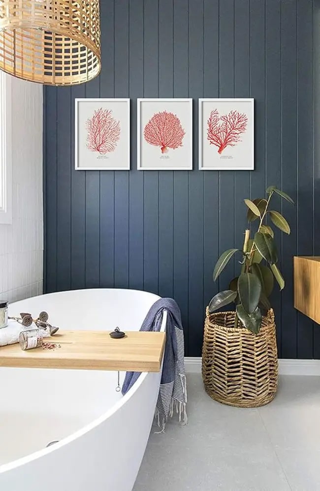 Colores que combinan con coral en decoración Pared azul y detalles en coral