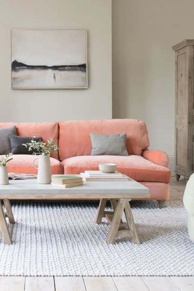 Sofá en color coral Colores que combinan con coral en decoración