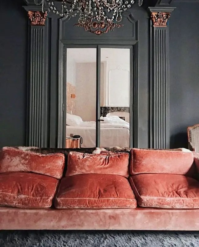 Colores que combinan con coral en decoración Pared gris y sofá coral