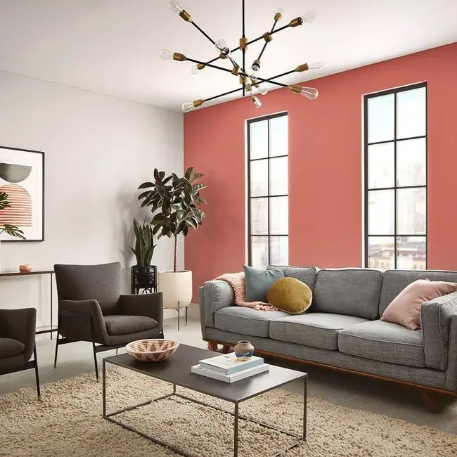 Colores que combinan con coral en decoración Salón con pared coral