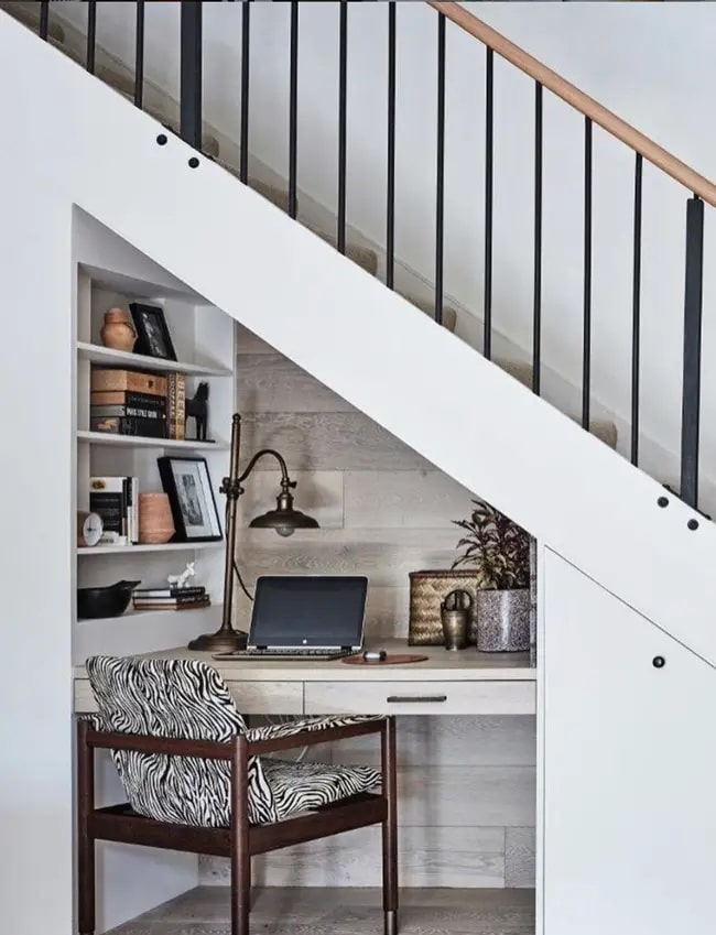 escritorio bajo la escalera