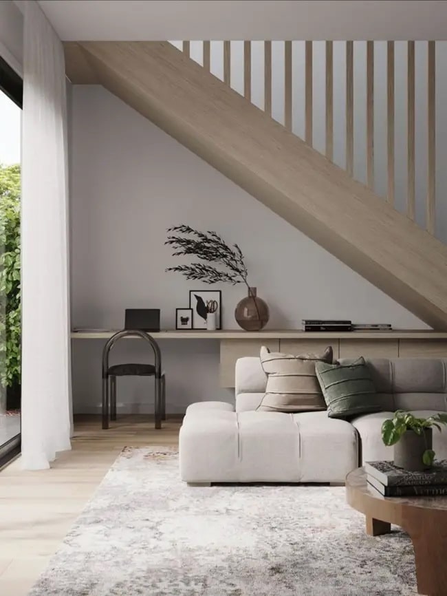 Un escritorio minimalista bajo las escaleras