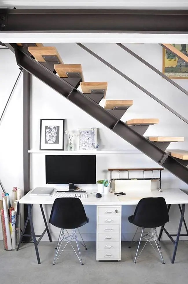 Escalera estilo industrial con escritorio debajo