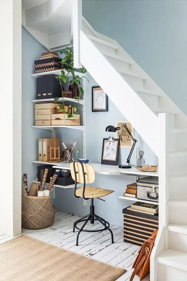 Pequeña zona de estudio bajo las escaleras