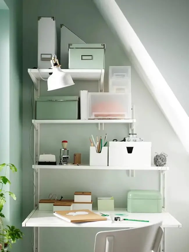 Un escritorio con estantes bajo la escalera