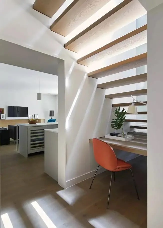 Escritorio bajo escalera con escalones de madera