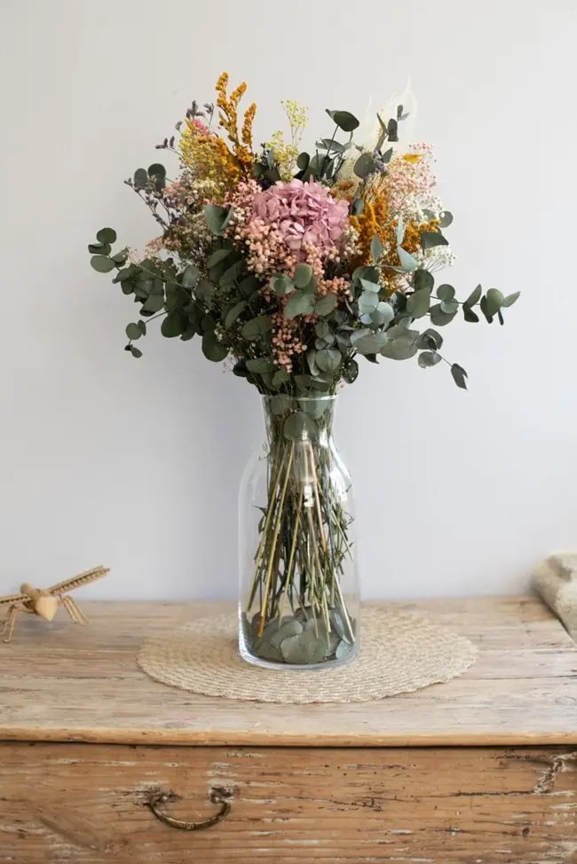 Flores en botellas de vidrio Estilo Cottagecore