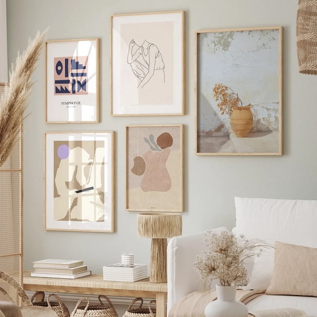 Pared decorada con muchas láminas de arte