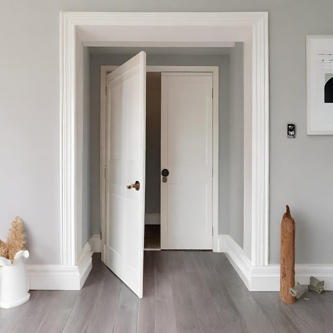 Parquet gris y puertas blancas